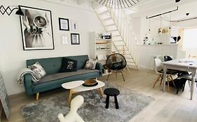 White And Sea Lodge